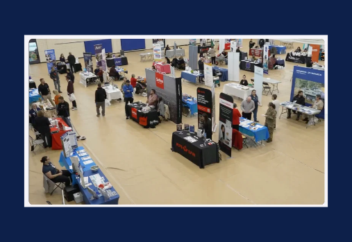 Vue aérienne du Symposium de Shilo 2025 (stands installés dans un gymnase)