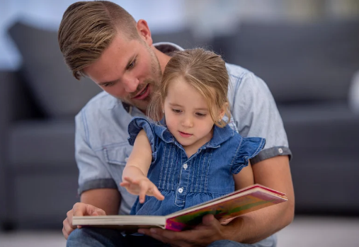 un papa et son petit qui lisent un livre