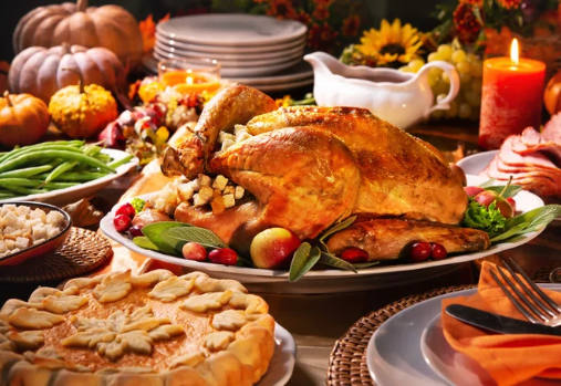 Une table dressée pour un dîner traditionnel de Thanksgiving, avec toutes les décorations
