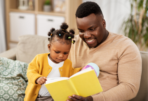 un papa et son petit qui lisent un livre