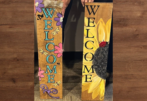 Panneau « Welcome » en bois peint – Crédit photo : Art with Attitude