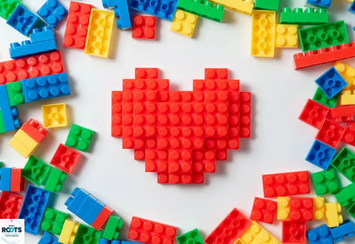 un cœur LEGO rouge au milieu d'un tas de LEGO