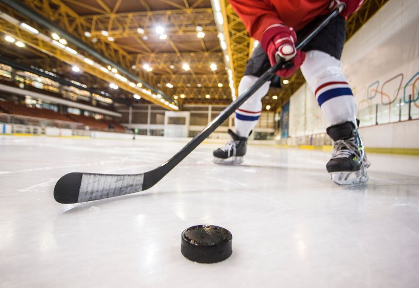 joueur de hockey sur glace avec palet