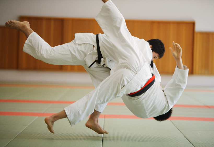 2 personnes qui luttent