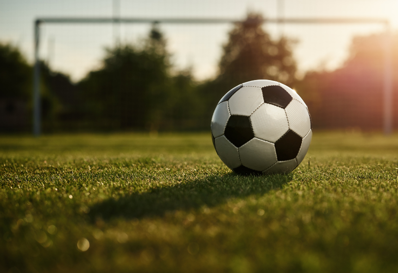 ballon de football sur le terrain