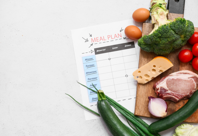 fiche de planification des repas avec des aliments sur une planche à découper