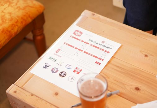 Un verre sur une table avec un stylo et une feuille de jeu