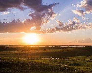 Coucher de soleil au sommet d'une colline