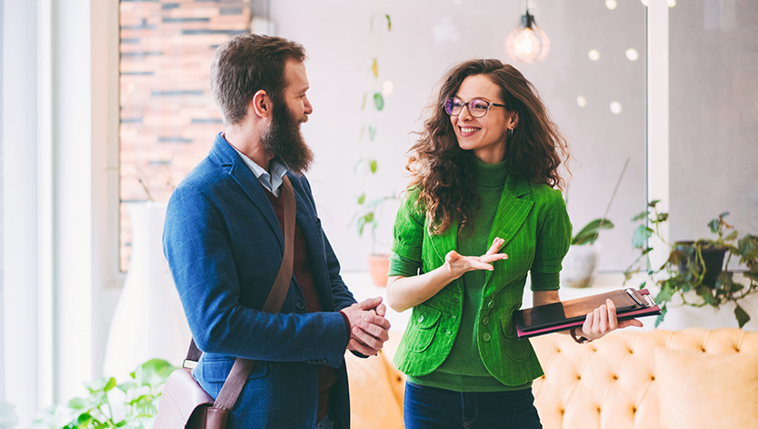 Les employés de bureau parlent