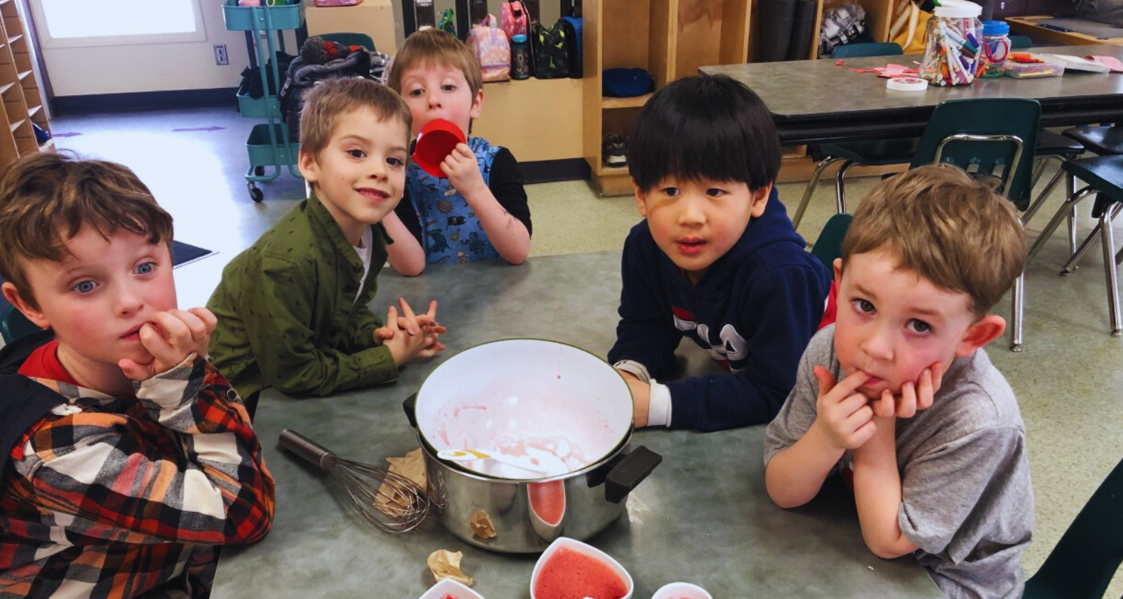 deux filles dans la salle de jeux