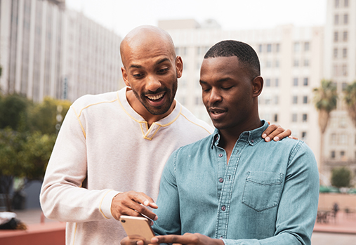 deux hommes regardant un mobile