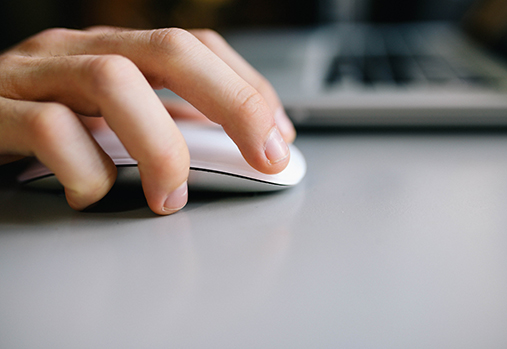main sur la souris de l'ordinateur