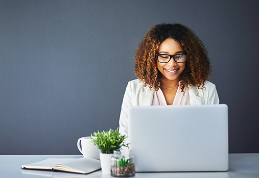 femme heureuse travaillant sur son ordinateur portable