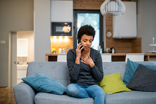Une dame au téléphone