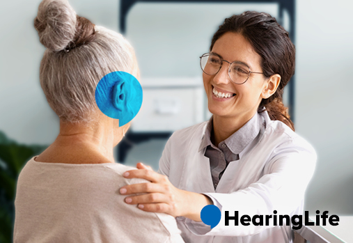 Audiologiste consultant avec une patiente, logo HearingLife