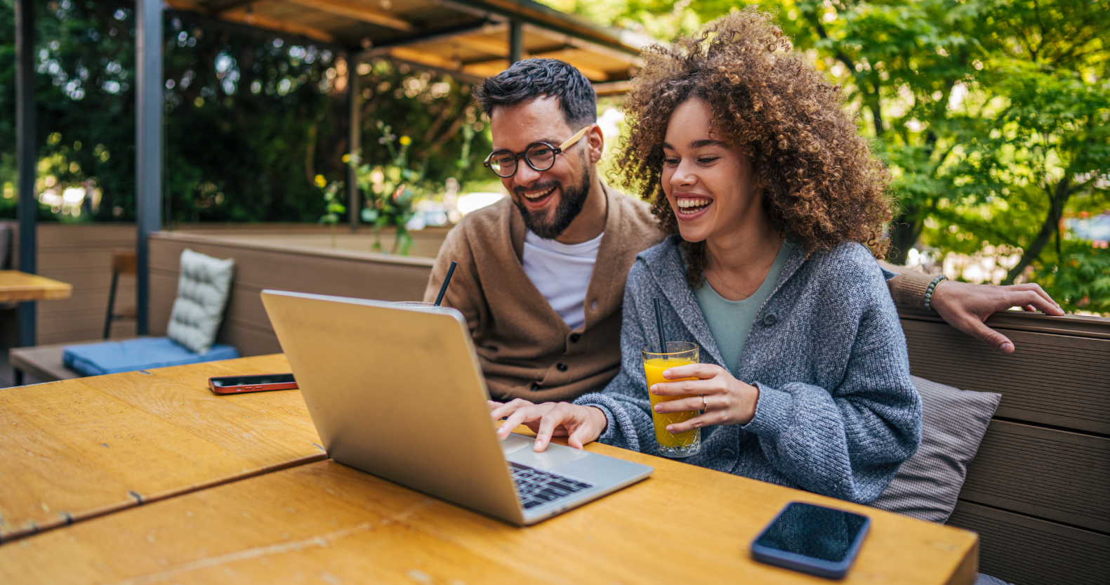 Un couple devant un ordinateur