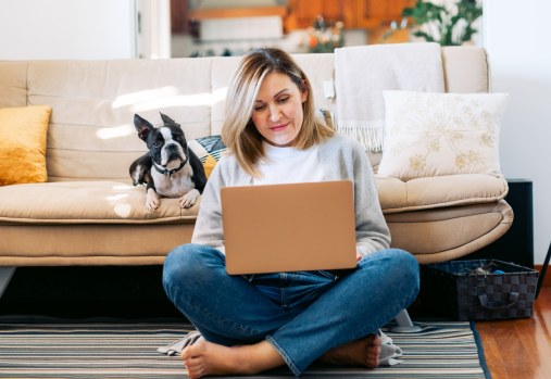Une femme sur son ordinateur