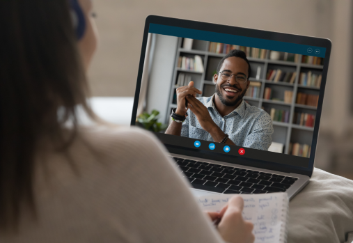 Une femme sur son ordinateur