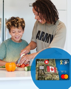 Une mère et son fils dans la cuisine, logo de la Carte Mastercard BMO