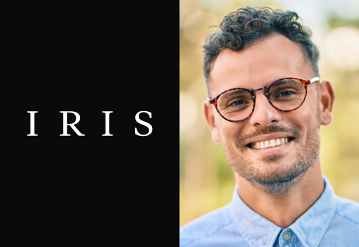 homme portant des lunettes, logo IRIS