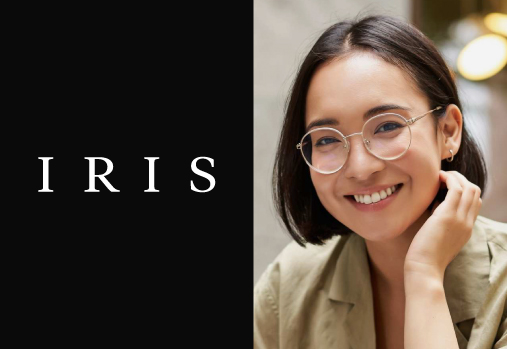 femme portant des lunettes, logo IRIS