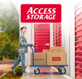 Femme poussant un chariot avec des boîtes, logo Access Storage
