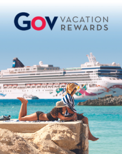 couple regardant un bateau de croisière, logo GVR