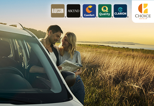 Un couple se tient devant une voiture en consultant une carte, logo Choice