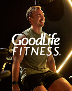 Un homme en train de s'entraîner dans une salle de sport, logo GoodLife