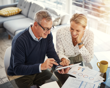 Couple lisant des documents