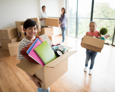 Des enfants avec des cartons de déménagement 