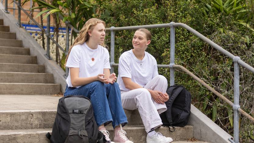 Jeunes femmes en conversation