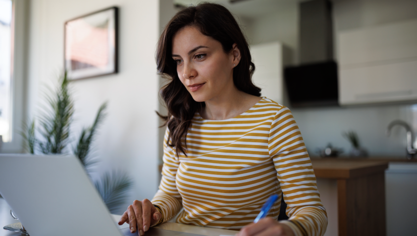 Une femme sur son ordinateur