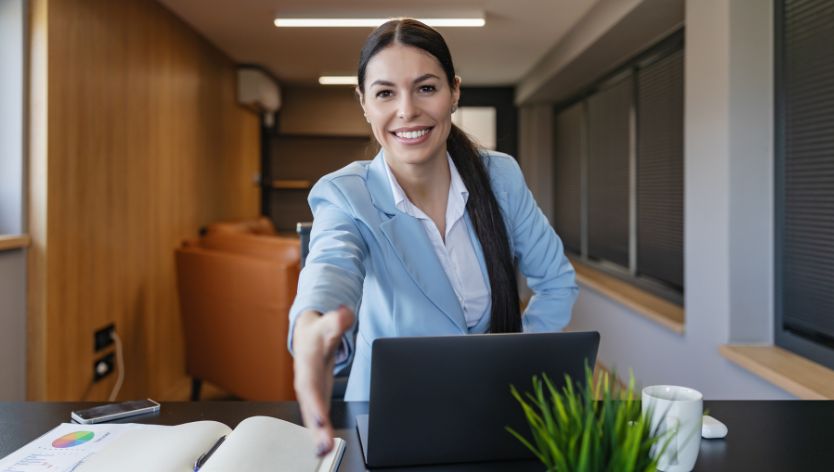 Femme faisant une poignée de main