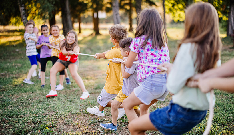 enfants été extérieur tir à la corde