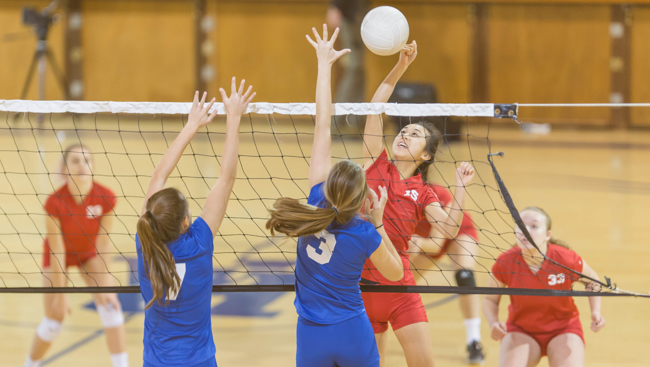Femme jouant au volley-ball