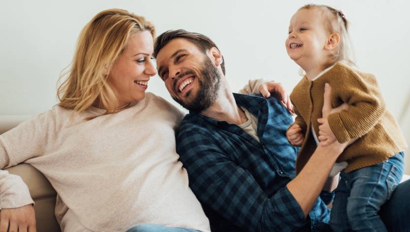 Famille sur le canapé