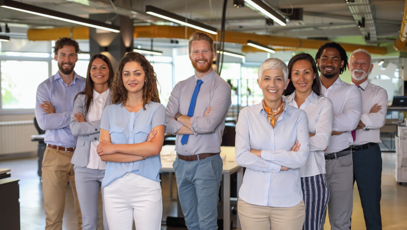 Groupe de femmes et d'hommes dans un milieu de travail