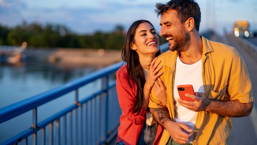 Couple qui rit sur un pont