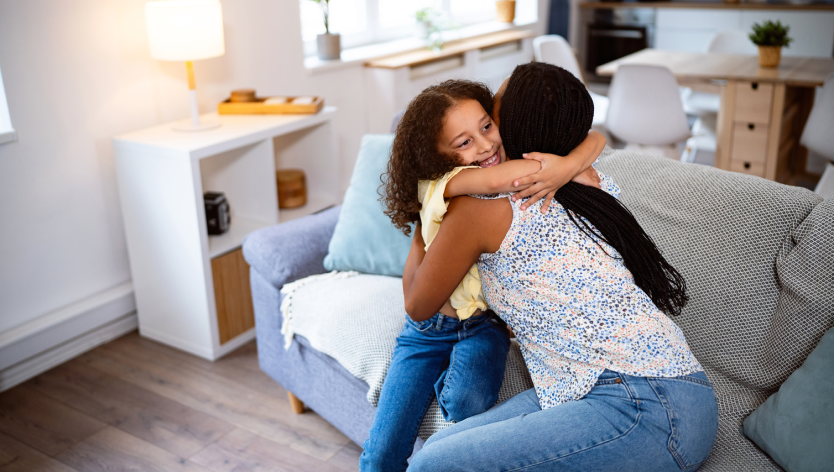 Étreinte entre une mère et sa fille