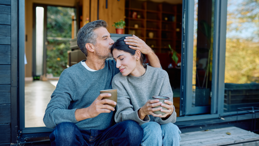 Un couple sur une terrasse