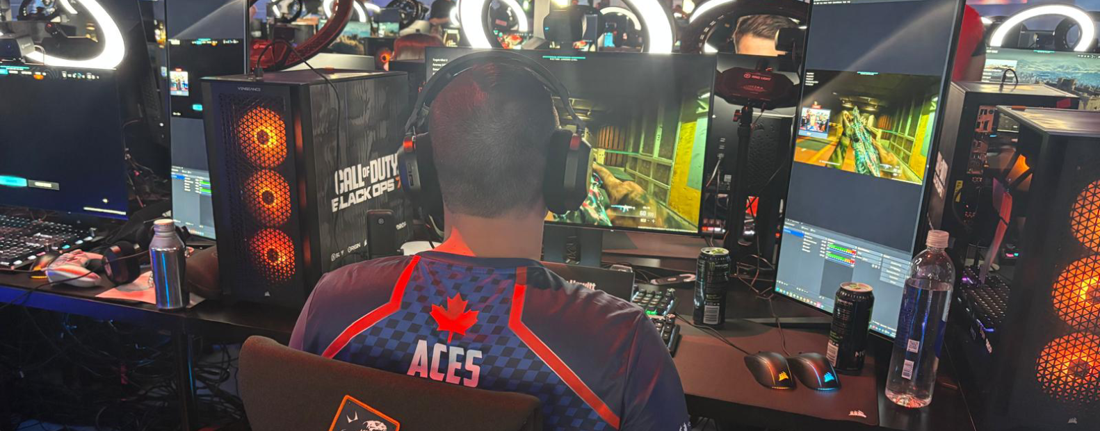 Joueur devant ses écrans 