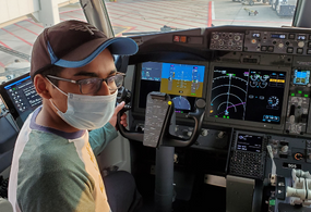 Tristan dans un cockpit d'avion