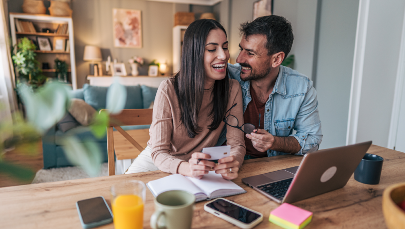 Couple happy in front of a computer