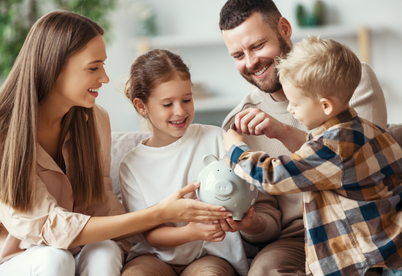 Une famille heureuse qui fait des économies