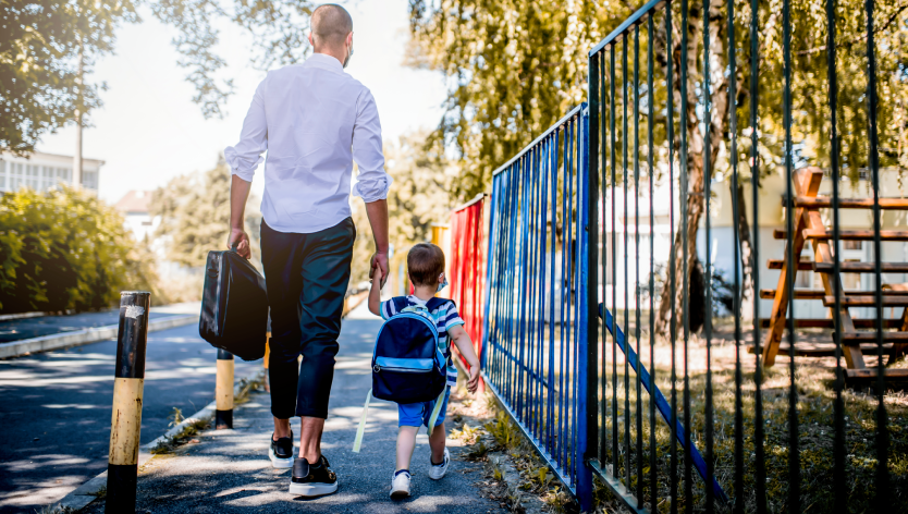 Un père qui ramène son fils à l'école 