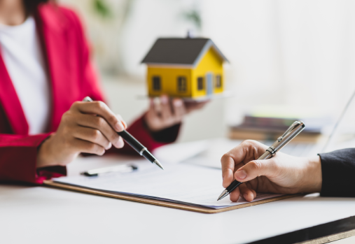 Mains qui signent des documents