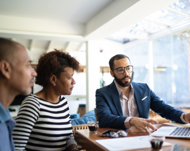 Couple avec conseiller financier
