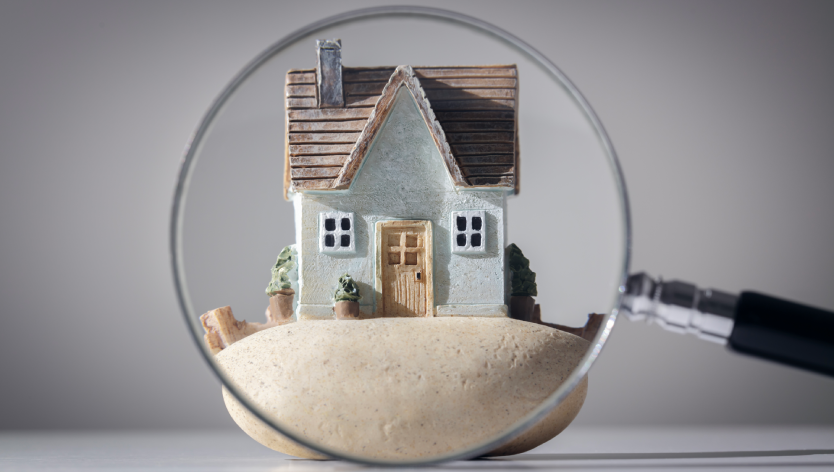 Une maison sous une loupe