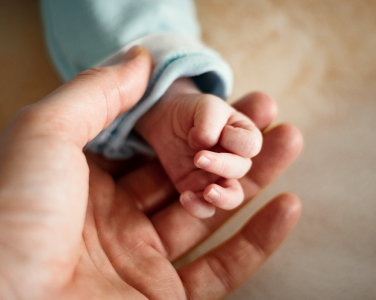 Mains d'un parent avec bébé 